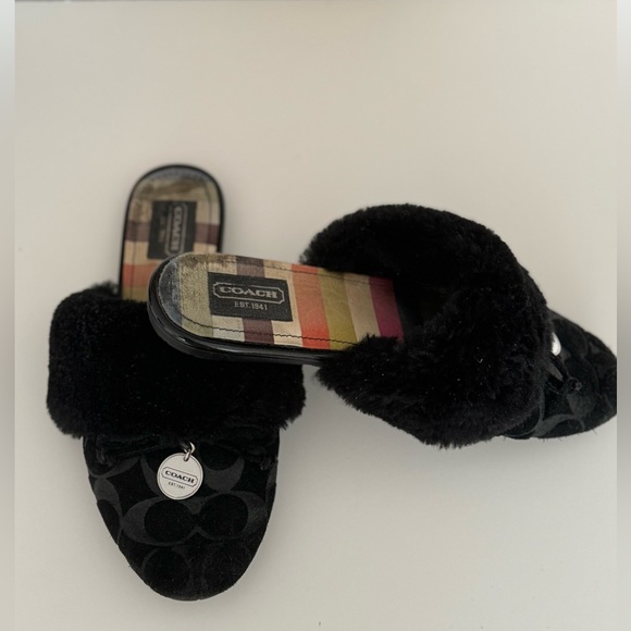 Coach slippers. Fits like size 7-7.5 - Picture 4 of 6